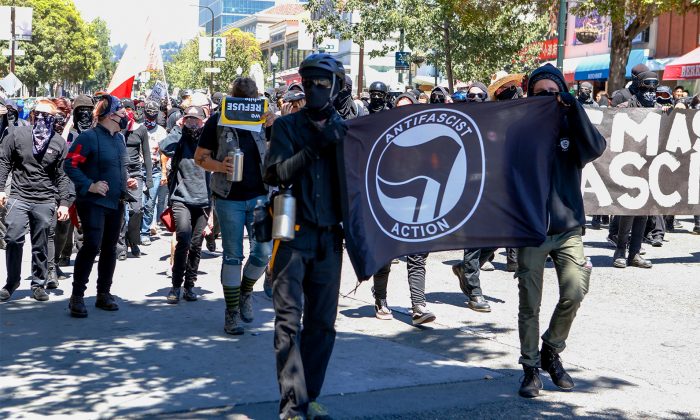 Des militants Antifa marchent avec des contre-manifestants, s'opposant à un rassemblement de l’extrême droite à Berkeley (Californie), le 5 août 2018. (Amy Osborne/AFP/Getty Images)