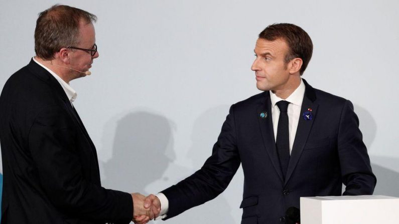Le président Emmanuel Macron et le secrétaire général de l'ONG Reporters sans frontières (RSF) Christophe Deloire, au Palais des congrès de la Villette à Paris, novembre 2018.
(Photo : Yoan VALAT / POOL / AFP) 