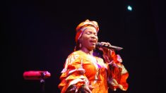 Jazz sous les pommiers : en 1983, j’ai fui la dictature communiste, Angélique Kidjo emporte le public avec sa voix retentissante et sa ferveur pour la « famille humaine multicolore »