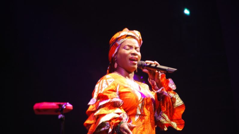 Angélique Kidjo, le 25 mai au festival Jazz sous les pommiers. Une voix puissante et multicolore.
