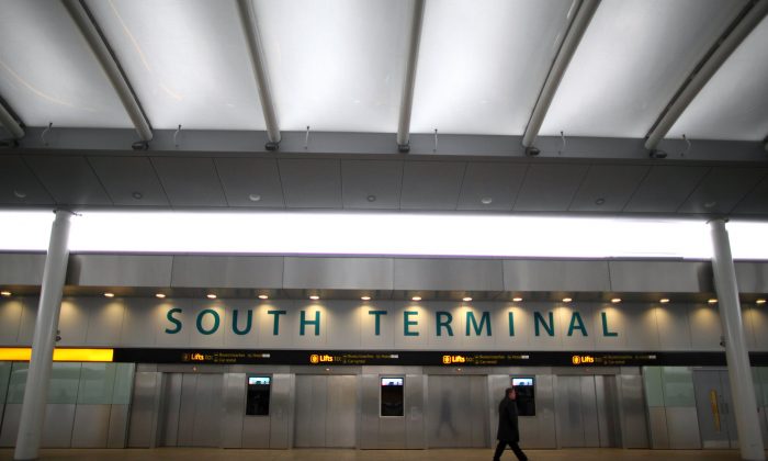 Un passager traverse le terminal Gatwick's South Terminal à Londres le 18 janvier 2013. (Jordan Mansfield/Getty Images)
