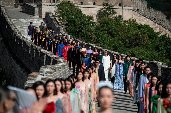 -Des mannequins marchent le long de la Grande Muraille de Chine lors du défilé du 40e anniversaire de la Légende chinoise Pierre Cardin à la périphérie de Pékin, le 20 septembre 2018. Photo de FRED DUFOUR / AFP / Getty Images.