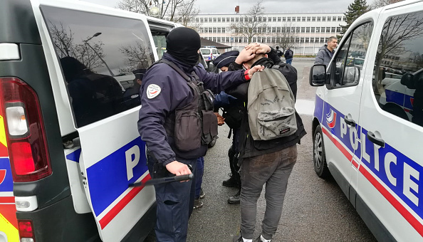 La police arrête des élèves proche du lycée Saint-Exupéry de Mantes-la-Jolie dans les Yvelines à la suite d'affrontements au cours desquels 146 personnes ont été arrêtées le 6 décembre 2018.  (Photo :  AGNIEL/AFP/Getty Images)