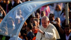 Le Pape François offre un tour en papamobile à huit enfants migrants