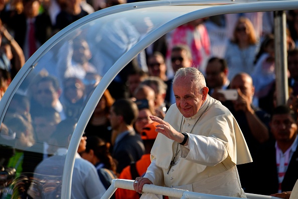Le Pape François dans sa papamobile.  (Photo : ALBERTO PIZZOLI/AFP/Getty Images)