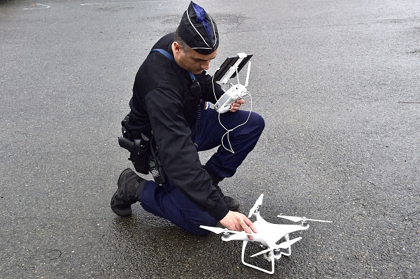 -Un gendarme utilise un drone lors d'une formation, dans le cadre de la visite du ministre français de l'Intérieur à l'occasion du cinquantième anniversaire du Centre national de formation de la gendarmerie à Saint Astier, le 15 mars 2019. Photo GEORGES GOBET / AFP /Getty Images.