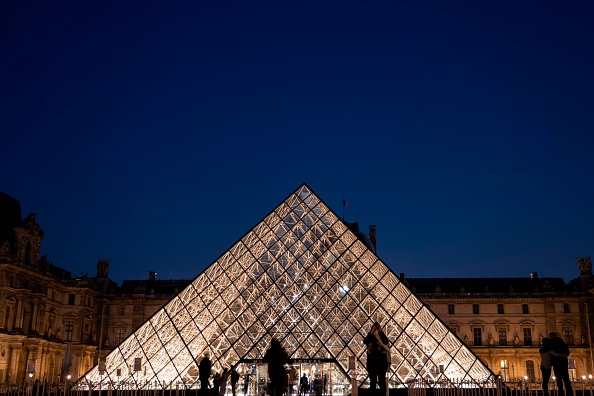 -Une photo prise le 21 mars 2019 montre la pyramide du Louvre devant le musée du Louvre à Paris. La pyramide de l'architecte américaine d'origine chinoise Ieoh Ming Pei fête ses 30 ans ce mois de mars.  Photo de KENZO TRIBOUILLARD / AFP / Getty Images.