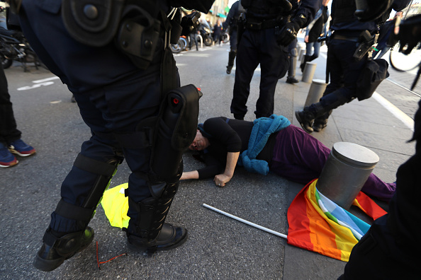 Geneviève Legay, s'est effondrée sur la place Garibaldi lors d'un rassemblement des " Gilets jaunes " à Nice, le 23 mars 2019   (Photo : VALERY HACHE/AFP/Getty Images)