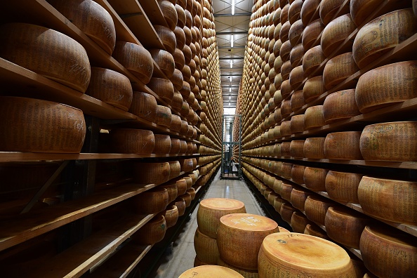 -Une vue générale montre les fromages Parmesan stockés à la ferme laitière Minelli le 5 avril 2019 à Motteggiana. Photo de MIGUEL MEDINA / AFP / Getty Images.