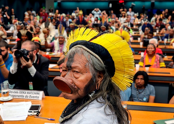 -Le 25 avril 2019, Raoni Metuktire, dirigeant de l'ethnie Kayap, assiste à une réunion avec des députés pour discuter des droits des peuples autochtones au Congrès national de Brasilia. Photo de Sergio LIMA / AFP / Getty Images.
