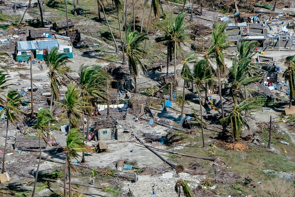 -Cette photo prise le 1er mai 2019 montre une vue aérienne de l'île Ibo endommagée après le passage du cyclone Kenneth, le premier à avoir frappé le nord du Mozambique à l'époque moderne. Photo par Emidio Jozine / AFP / Getty Images.