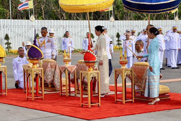 -Le roi de Thaïlande Maha Vajiralongkorn, la reine Suthida et sa fille la princesse Bajrakitiyabha rendent hommage au monument du roi Rama V à Bangkok le 2 mai 2019, en prévision du couronnement royal qui aura lieu le 4 mai. Photo DAILYNEWS / POOL / AFP / Getty Images.