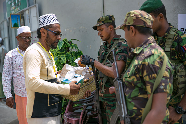 -La police sri-lankaise a publié les noms des neuf suspects qui ont fait exploser les bombes lors des attentats-suicide de Pâques, dont beaucoup provenaient de la ville de Kattankudy (est), une région musulmane densément peuplée entourée de villes à majorité tamoulo-hindoue. Photo par Allison Joyce / Getty Images.
