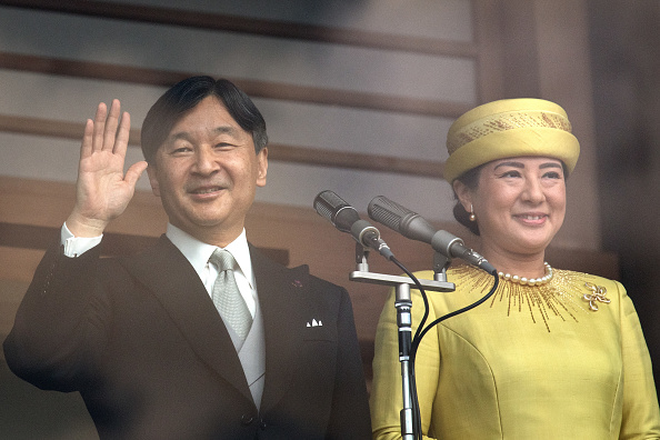 -L’empereur Naruhito du Japon salue les membres du public alors que son épouse, l'impératrice Masako, se tient à côté de lui sur le balcon du palais impérial le 4 mai 2019 à Tokyo, au Japon. Photo de Carl Court / Getty Images.