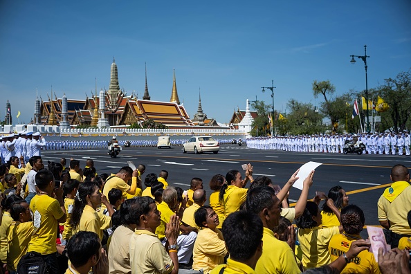 -Les gens s'inclinent devant un cortège de voitures transportant le roi Maha Vajiralongkorn de Thaïlande et la reine Suthida arrivent au Grand Palais pour son couronnement à Bangkok le 4 mai 2019. Photo de Jewel SAMAD / AFP / Getty Images.