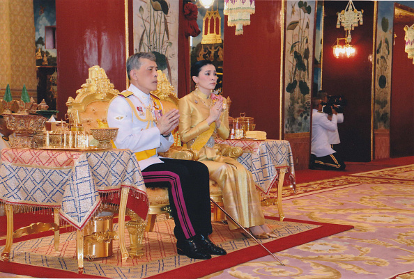 -Le roi thaïlandais Maha Vajiralongkorn et son épouse, Suthida Vajiralongkorn, lors d'une cérémonie avant le couronnement au palais royal de Bangkok, Thaïlande, le 3 mai 2019. Photo par le service des relations publiques, Thailand / Getty Images.