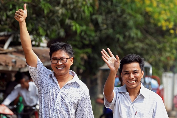 Wa Lone (à gauche) et Kyaw Soe Oo, journalistes de l'agence Reuters, ont  été libérés lors d'une amnistie présidentielle à Yangon, le 7 mai 2019. (Photo :  ANN WANG/AFP/Getty Images)
