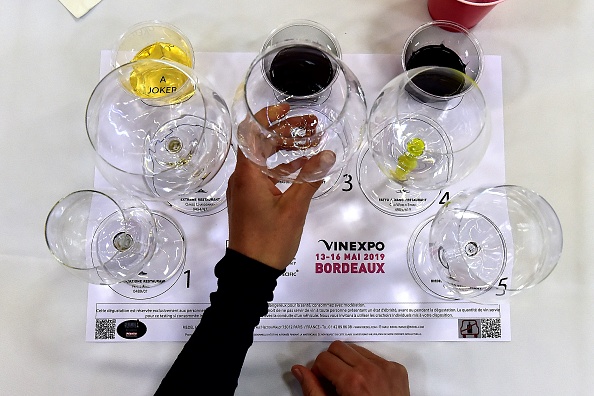 -Une personne goûte le vin au salon du vin Vinexpo à Bordeaux, dans le sud-ouest de la France. La 20e édition du salon du vin Vinexpo s’est déroulée du 13 au 16 mai 2019 et elle a réuni plus de 1 600 exposants de 29 pays. Photo par GEORGES GOBET / AFP Getty Images.
