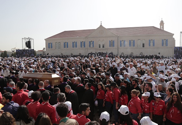 -Les moines libanais portent le cercueil du défunt patriarche maronite, le cardinal Nasrallah Sfeir, le 16 mai 2019, lors d’un cortège funèbre dans le village de montagne de Bkerki, au nord-est de la capitale Beyrouth. Photo par Anwar AMRO / AFP / Getty Images.