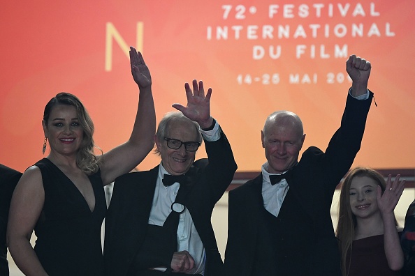 -L'actrice britannique Debbie Honeywood, le réalisateur et scénariste britannique Ken Loach, le scénariste britannique Paul Laverty et l'actrice britannique Katie Proctor lors de la projection du film "Sorry We Missed You" à la 72ème édition du Festival de Cannes, le 16 mai 2019. Photo de LOIC VENANCE / AFP / Getty Images.