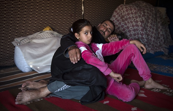 -Un berger nomade repose avec sa fille dans une tente dans la province de Tiznit, dans le sud du Maroc, dans la région de Souss-Massa, le 19 avril 2019. La sécheresse a dévasté certaines parties des plateaux de Tiznit et a provoqué des tensions, les éleveurs recherchent des pâturages. Photo de FADEL SENNA / AFP / Getty Images.