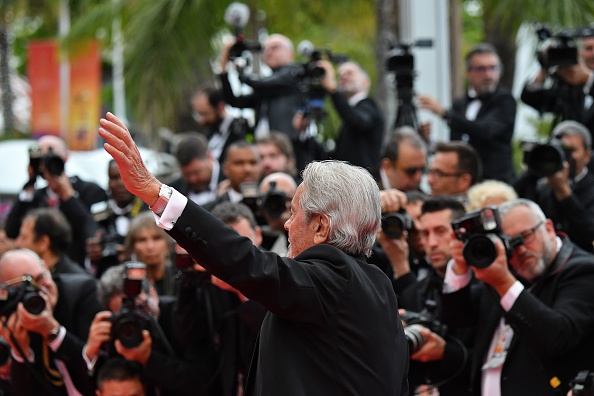 -L'acteur français Alain Delon pose alors qu'il vient d'être récompensé par une Palme d'or honoraire à la 72ème édition du Festival de Cannes, le 19 mai 2019. Photo de Alberto PIZZOLI / AFP / Getty Images.