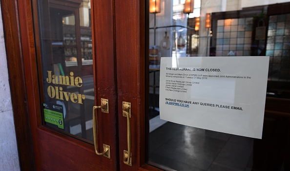 -Le 21 mai 2019, à Manchester, dans le nord de l'Angleterre, le restaurant italien Jamie's, fermé, une pancarte, indique aux membres du KMPG qu'ils ont été nommés administrateurs du Jamie Oliver Restaurant Group. Photo de Paul ELLIS / AFP / Getty Images.