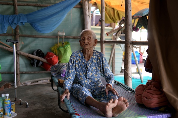 -Cette photo prise le 21 avril 2019 montre Pham Thi Ca, 99 ans, reposant dans son abri de fortune dans la baie de Van Phong. Grand-mère presque aveugle refuse de quitter son lopin de terre même après que des bulldozers aient démoli sa maison une résistance extraordinaire contre la dépendance croissante au charbon du communisme vietnamien. Photo by - / AFP / Getty Images.