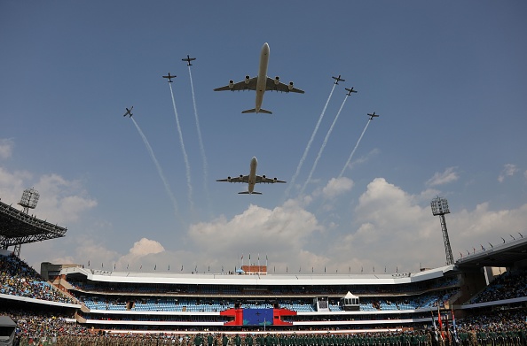 -Un avion survole l'inauguration de Cyril Ramaphosa au poste de président sud-africain au stade de Pretoria, en Afrique du Sud, le 25 mai 2019. Photo SIPHIWE SIBEKO / POOL / AFP / Getty Images.