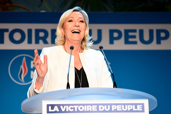 -Marine Le Pen, présidente du Rassemblement National français, prononce un discours après l'annonce des premiers résultats lors d'une soirée réservée aux élections législatives européennes du 26 mai 2019 à La Palmeraie Paris. Photo de Bertrand GUAY / AFP / Getty Images.