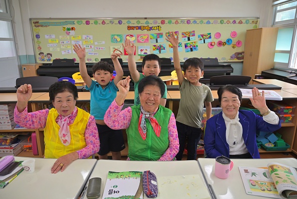 -Des femmes sud-coréennes âgées en train de poser, ainsi que leurs camarades de huit ans dans une salle de classe de l'école élémentaire Woldeung, à la périphérie. de Suncheon, à 320 kilomètres au sud de Séoul. Photo de Jung Yeon-je / AFP/ Getty Images.