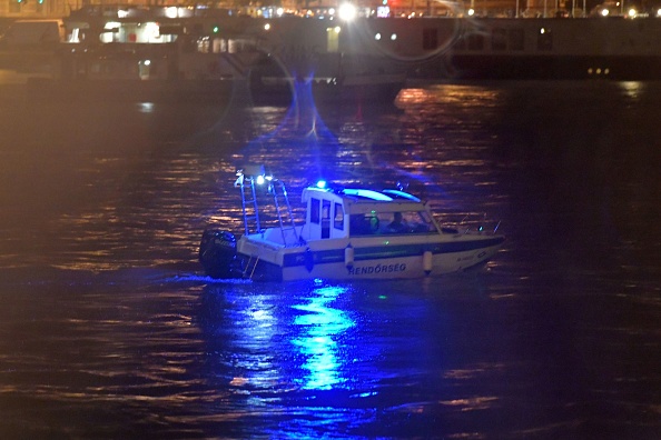 Des membres d'équipage d'un bateau de police recherchent des survivants après le chavirement du bateau hongrois " Hableany " (sirène) après une collision sur le Danube à Budapest le 30 mai 2019.   (Photo :  GERGELY BESENYEI/AFP/Getty Images)