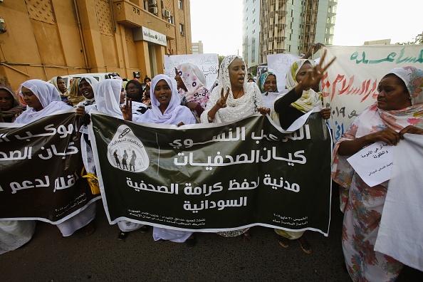 -Des femmes soudanaises d'une association de journalistes participent à une marche dans les rues de la capitale Khartoum pour réclamer le meilleur possible pour les femmes pendant la période de transition politique du 30 mai 2019. Photo par ASHRAF SHAZLY / AFP / Getty Images.