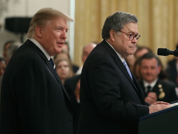 -Le 22 mai 2019. Le président des États-Unis, Donald Trump se tient aux côtés du procureur général, William Barr. Photo de Mark Wilson / Getty Images.