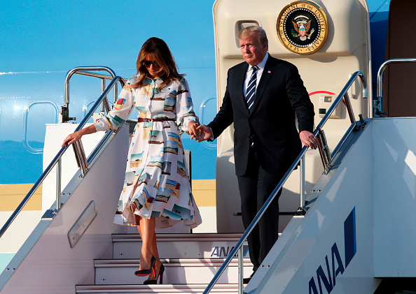 -Le président américain Donald Trump et la première dame Melania Trump arrivent à l'aéroport international de Haneda le 25 mai 2019 à Tokyo, Japon. Le président américain Donald Trump arrive aujourd'hui au Japon pour une visite d'Etat de quatre jours, la première visite officielle de l'ère Reiwa. Photo de Koji Sasahara - Pool / Getty Images.