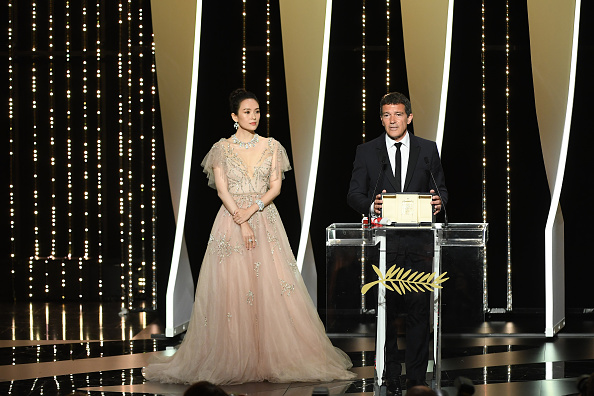 -Antonio Banderas reçoit le prix du meilleur acteur pour son rôle dans "Dolor Y Gloria" lors de la cérémonie de clôture lors de la 72ème édition du Festival de Cannes le 25 mai 2019. Photo de Gareth Cattermole / Getty Images