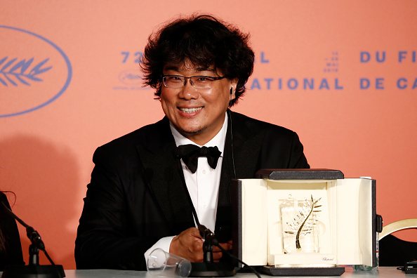 -Le réalisateur Bong Joon-Ho, lauréat de la Palme d'Or pour son film "Parasite", prend la parole lors de la conférence de presse de la cérémonie de clôture du 72ème Festival de Cannes, le 25 mai 2019 France. Photo par John Phillips / Getty Images.