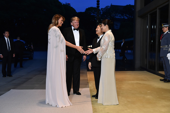 -Le président américain Donald Trump et la première dame Melania Trump sont accueillis par l'empereur du Japon Naruhito et l'impératrice Masako à leur arrivée au Palais impérial pour un banquet d'État le 27 mai 2019 à Tokyo, Japon. Photo de Kazuhiro Nogi - Pool / Getty Images.