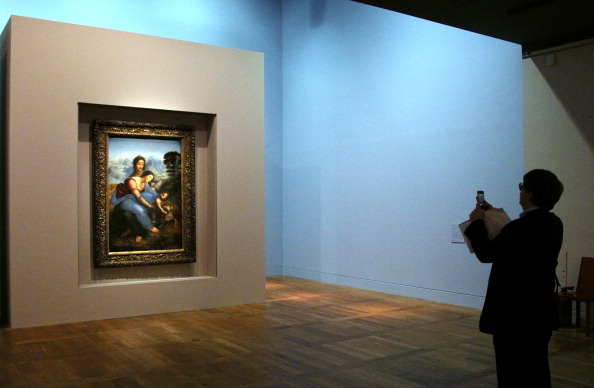 -Un visiteur prend une photo de "La Vierge et l'enfant avec Sainte Anne" du peintre italien Léonard de Vinci (1452-1519), le 23 mars 2012 au musée du Louvre, au cours de l’exposition intitulée « Sainte Anne, dernier chef-d'œuvre de Léonard de Vinci », qui se déroule du 29 mars au 25 juin 2012. Photo JACQUES DEMARTHON / AFP / Getty Images.