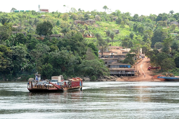 -Un ferry traverse la rivière Xingu entre les communautés d'Anapu et de Belo Monte pour relier l'autoroute transamazonienne, dans l'État de Para au nord du Brésil. L'autoroute transamazonienne longue de 5 300 km, est la troisième plus longue du pays traversant les États de Paraíba, Ceará, Piaui, Maranhão, Tocantins, Para et Amazonas. Photo EVARISTO SA / AFP / Getty Images.