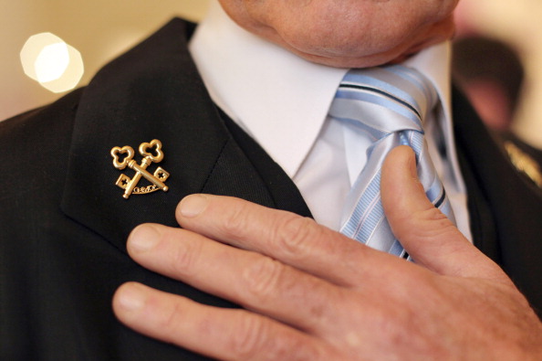 -Cannes, dans le sud-est de la France, le concierge d'un hôtel de luxe présente ses clés en or, emblème de l'Union internationale des concierges d'hôtels. Photo JEAN CHRISTOPHE MAGNENET / AFP / Getty Images.