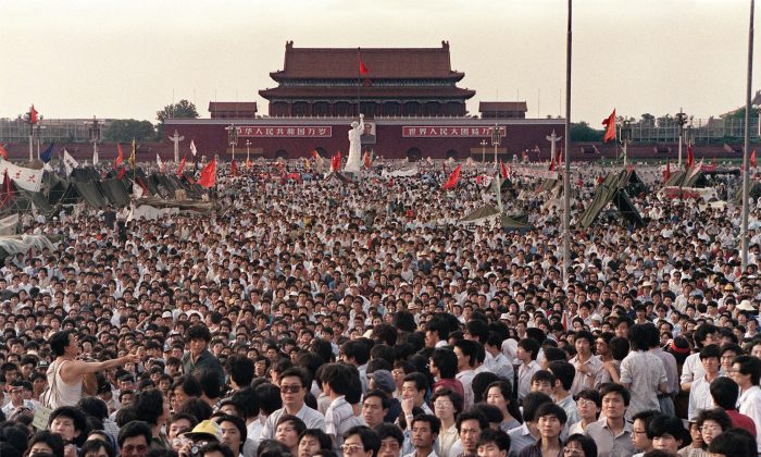 Cette photo prise le 2 juin 1989 montre des centaines de milliers de Chinois rassemblés autour d'une réplique de la Statue de la Liberté, appelée la Déesse de la Démocratie, sur la place Tiananmen, exigeant la démocratie malgré la loi martiale à Pékin. (Catherine Henriette/AFP/Getty Images)