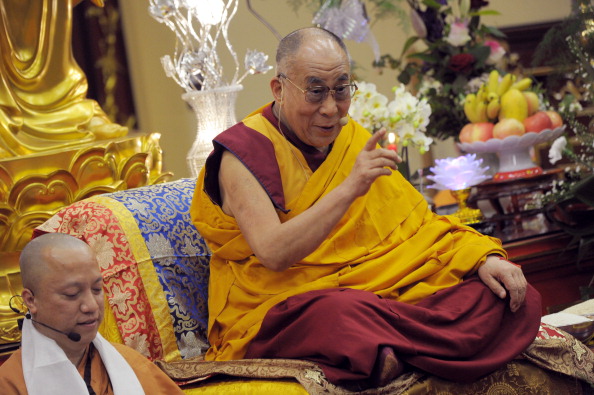 -Le Dalai Lama, dirigeant spirituel en exil au Tibet, s'est entretenu avec des croyants lors de sa visite à la Vien Giac Pagode et au monastère bouddhiste de Hanovre, dans le centre de l'Allemagne. Photo HOLGER HOLLEMANN / AFP / Getty Images.