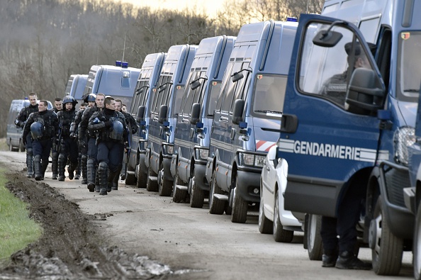 Des gendarmes le 4 mars 2015 à Lisle-sur-Tarn, dans le sud-ouest de la France, sur l'une des routes menant au site d'un projet de barrage dans la forêt de Sivens occupé par une quarantaine de zadistes.  (Photo : PASCAL PAVANI/AFP/Getty Images)