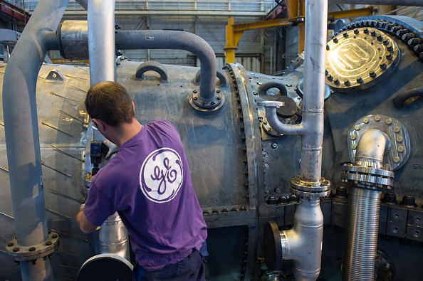 Un employé de la multinationale américaine General Electric (GE) travaille sur une turbine à gaz à l'usine GE de Belfort.  (Photo : SEBASTIEN BOZON/AFP/Getty Images)