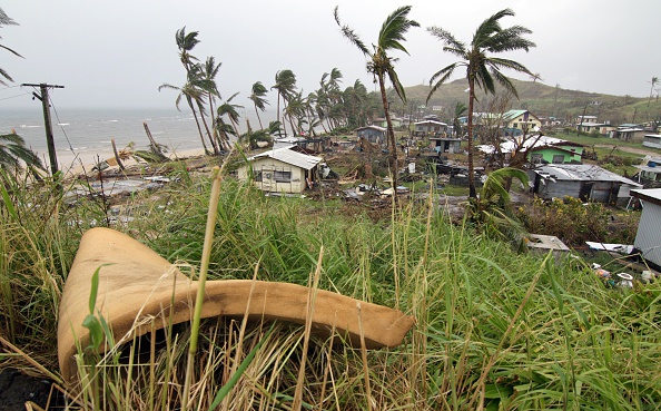 -La population inspecte les dégâts survenus le 26 février 2016 dans le village de Namuimada, causés par le cyclone Winston, qui a dévasté les îles Fidji. Photo STEVEN SAPHORE / AFP / Getty Images.