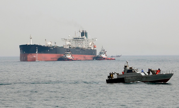 -Illustration-Une photo prise le 12 mars 2017 montre un hors-bord iranien qui patrouille dans les eaux, un pétrolier s'apprête à accoster à l'installation pétrolière de l'île de Khark, sur la côte du Golfe. Photo ATTA KENARE / AFP / Getty Images.