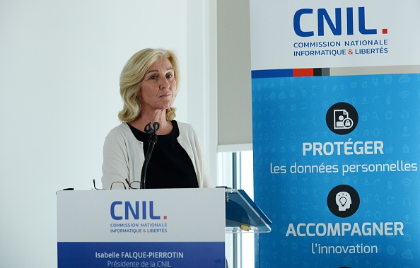 -Isabelle Falque-Pierrotin, directrice de la commission nationale de l'informatique et des libertés civiles (CNIL), présente le rapport annuel 2016 de la CNIL à Paris le 27 mars 2017. Photo ERIC PIERMONT / AFP / Getty Images.