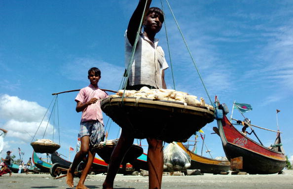 -Les pêcheurs des zones rurales du Bangladesh mènent généralement une vie communautaire dans les quartiers ou les villages situés autour des plans d'eau, car ils coopèrent étroitement non seulement pour la pêche ou l'utilisation concertée des zones de pêche. Photo Farjana KHAN GODHULY / AFP / Getty Images.