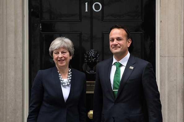 -Theresa May, Premier ministre britannique, accueille le premier ministre irlandais, Leo Varadkar, à son arrivée à Downing Street à Londres, en Angleterre. Les deux dirigeants devraient discuter d'un certain nombre de questions, dont la frontière post-Brexit entre l'Irlande du Nord et la République d'Irlande. Photo de Carl Court / Getty Images.
